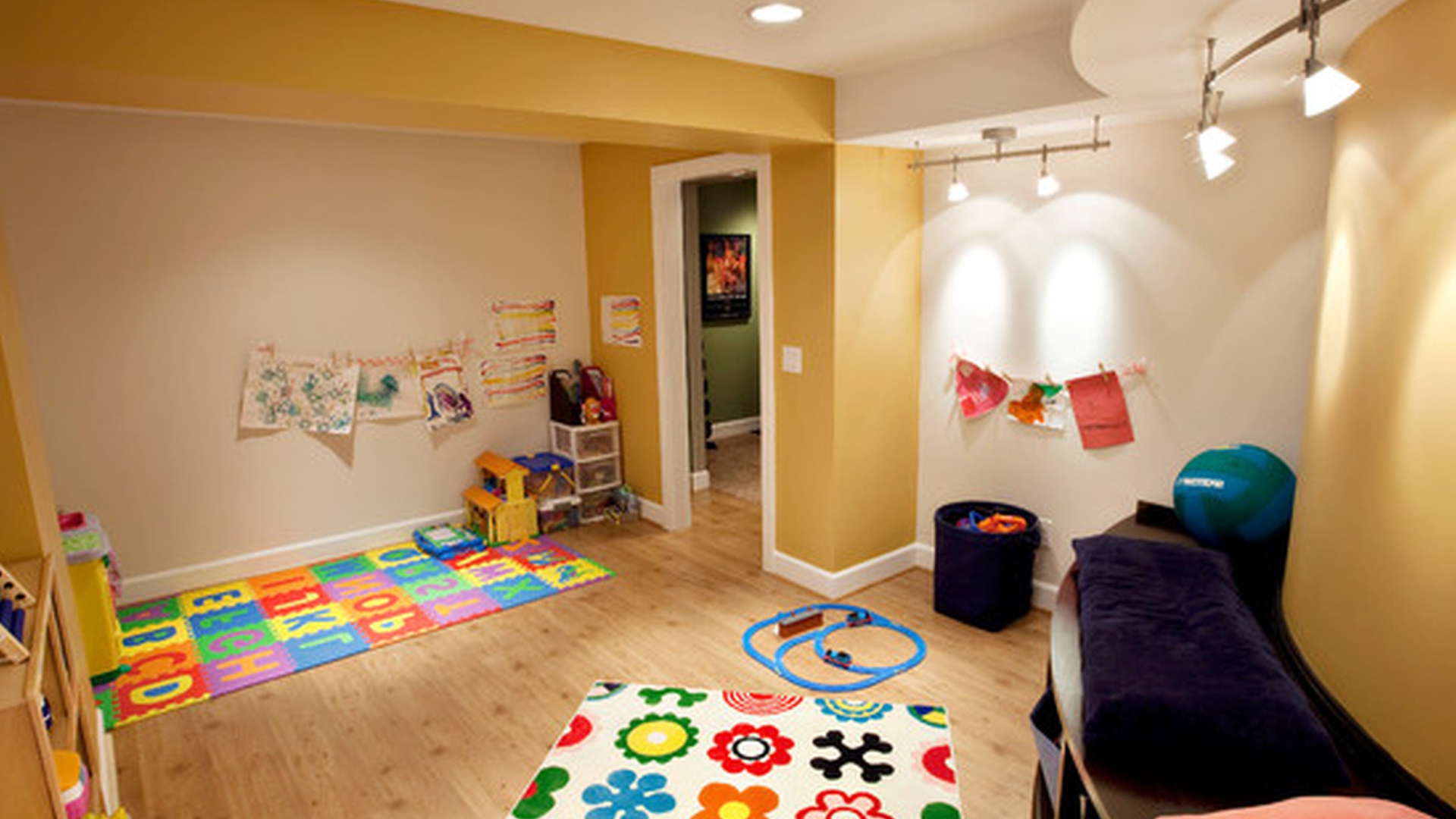 Пестрые коврики на полу в детской