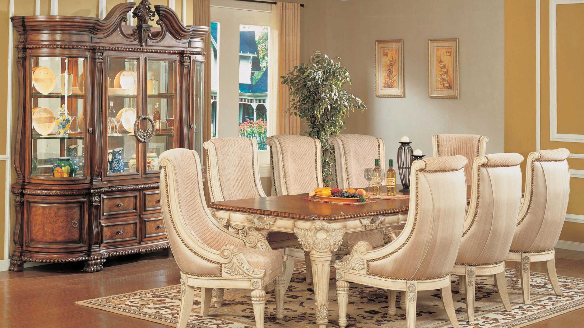 Кресла кремового цвета в столовой