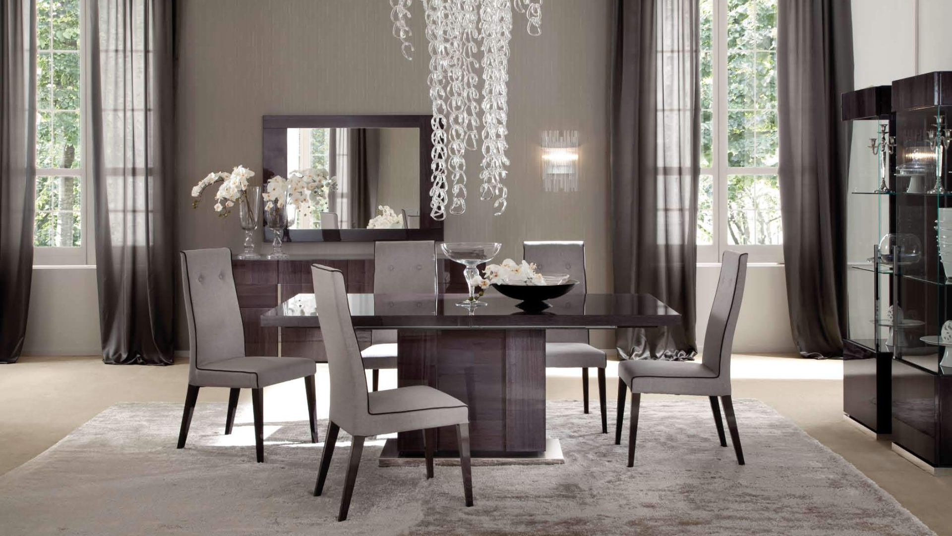 Декоративная люстра в столовой