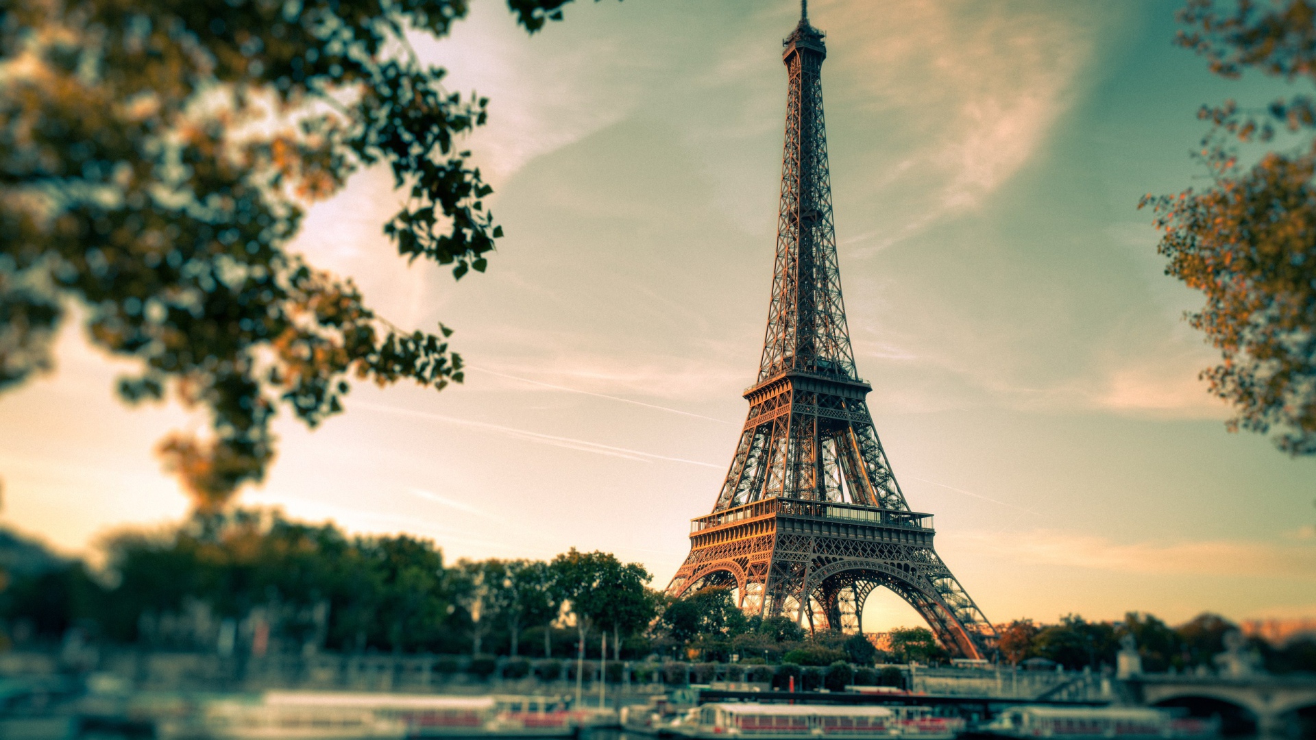 Безлюдный Париж и Эйфелева башня