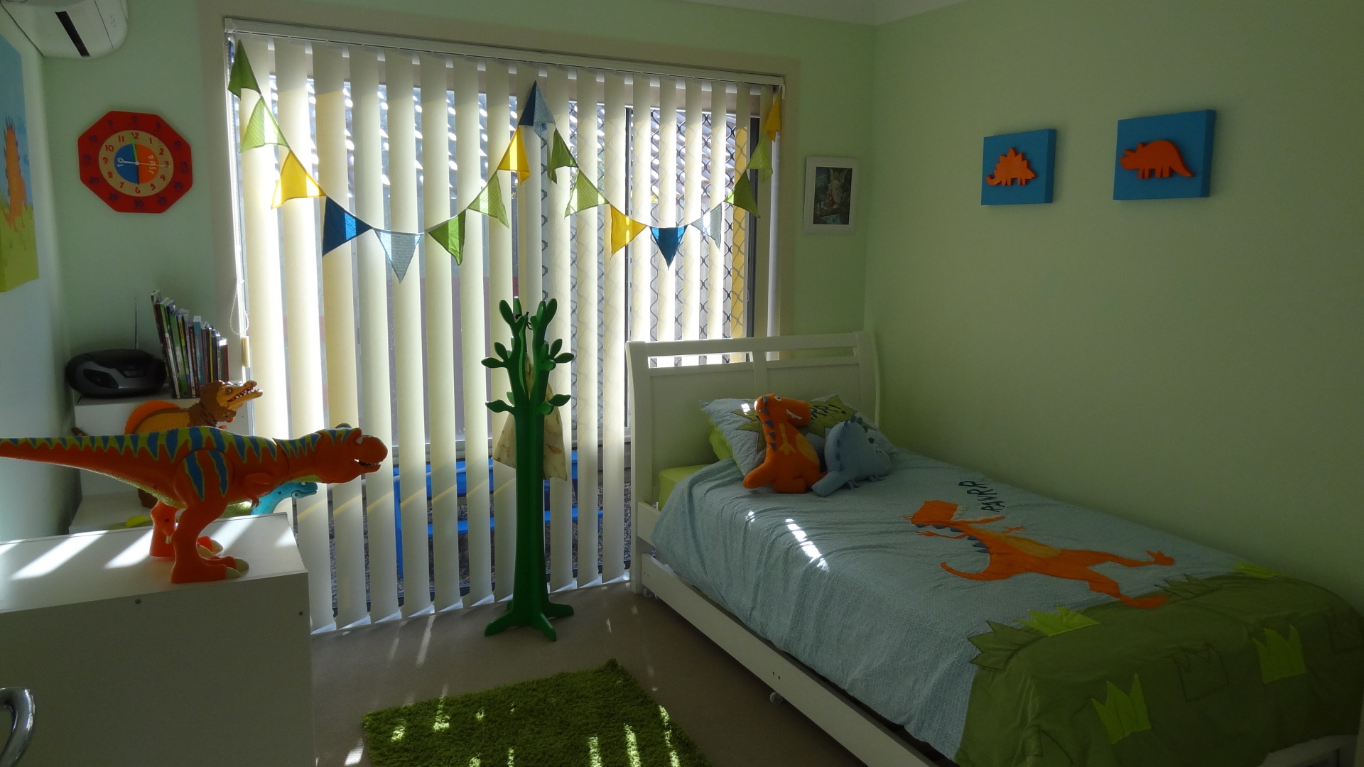 Динозавры в детской комнате