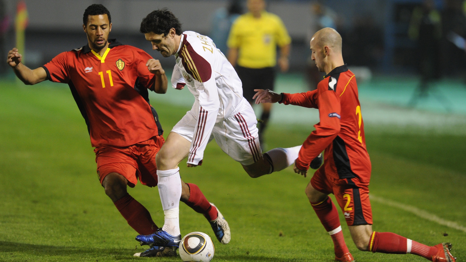 Полузащитник Динамо Юрий Жирков среди соперников