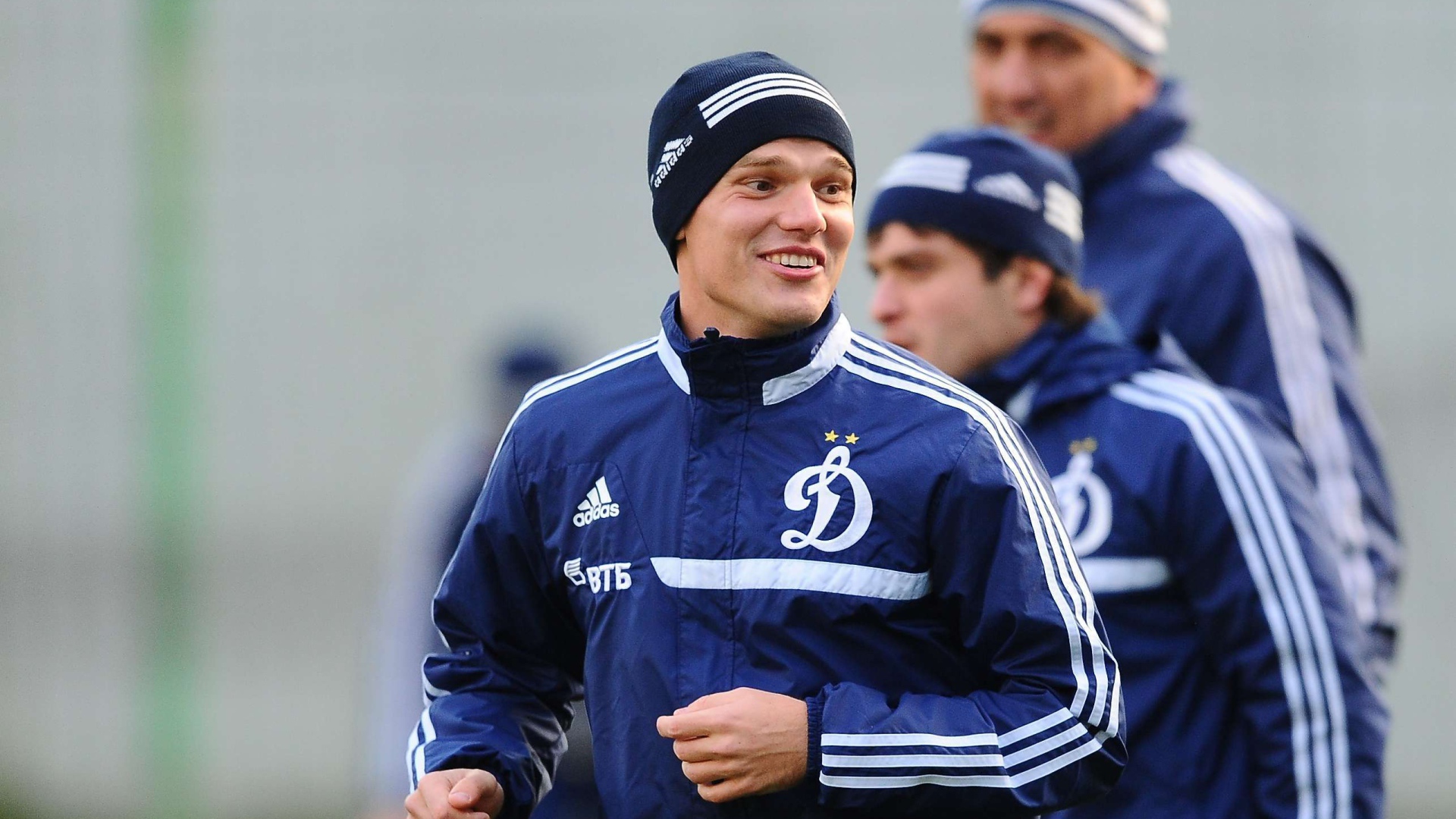 Нападающий Динамо Александр Кокорин с коллегами