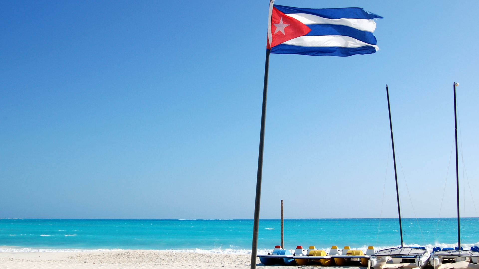 Флаг Кубы на пляже на курорте Кайо Ларго, Куба