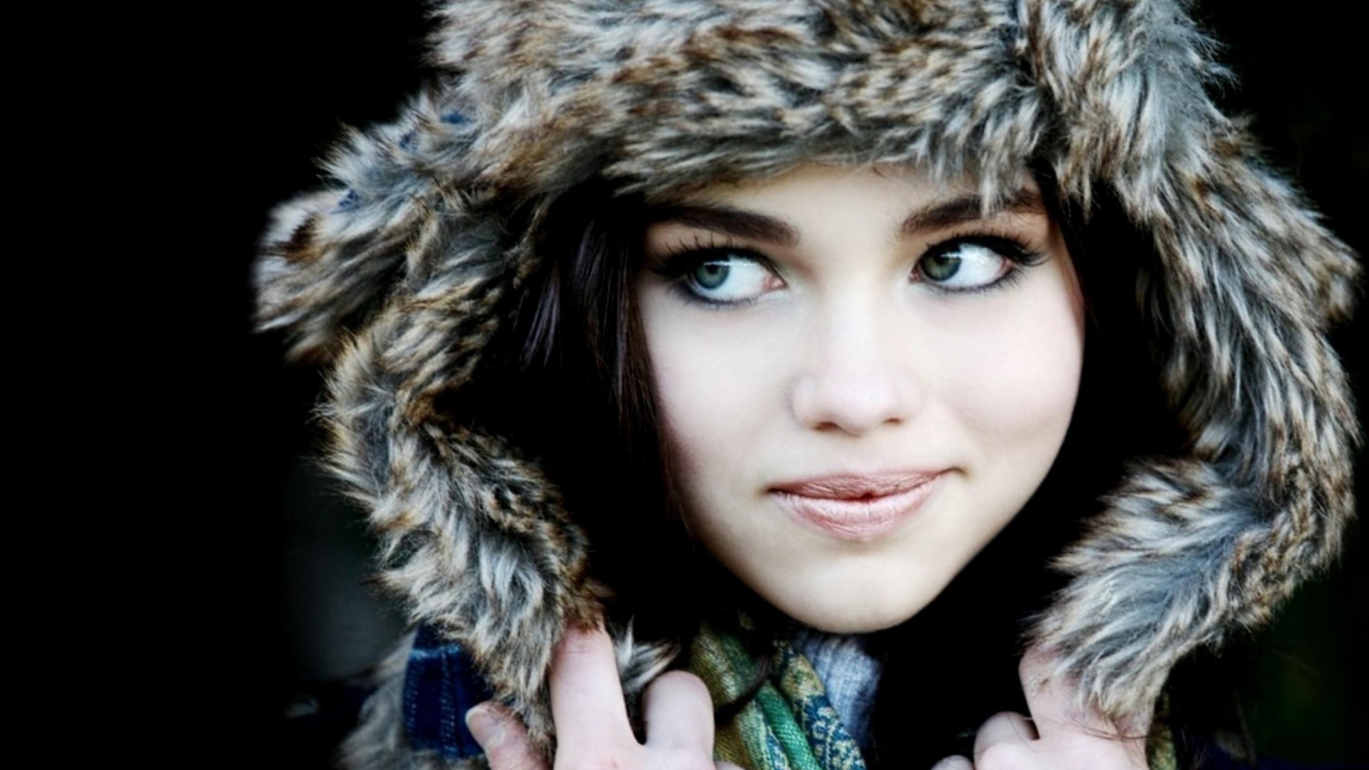 Девушка в меховой шапке