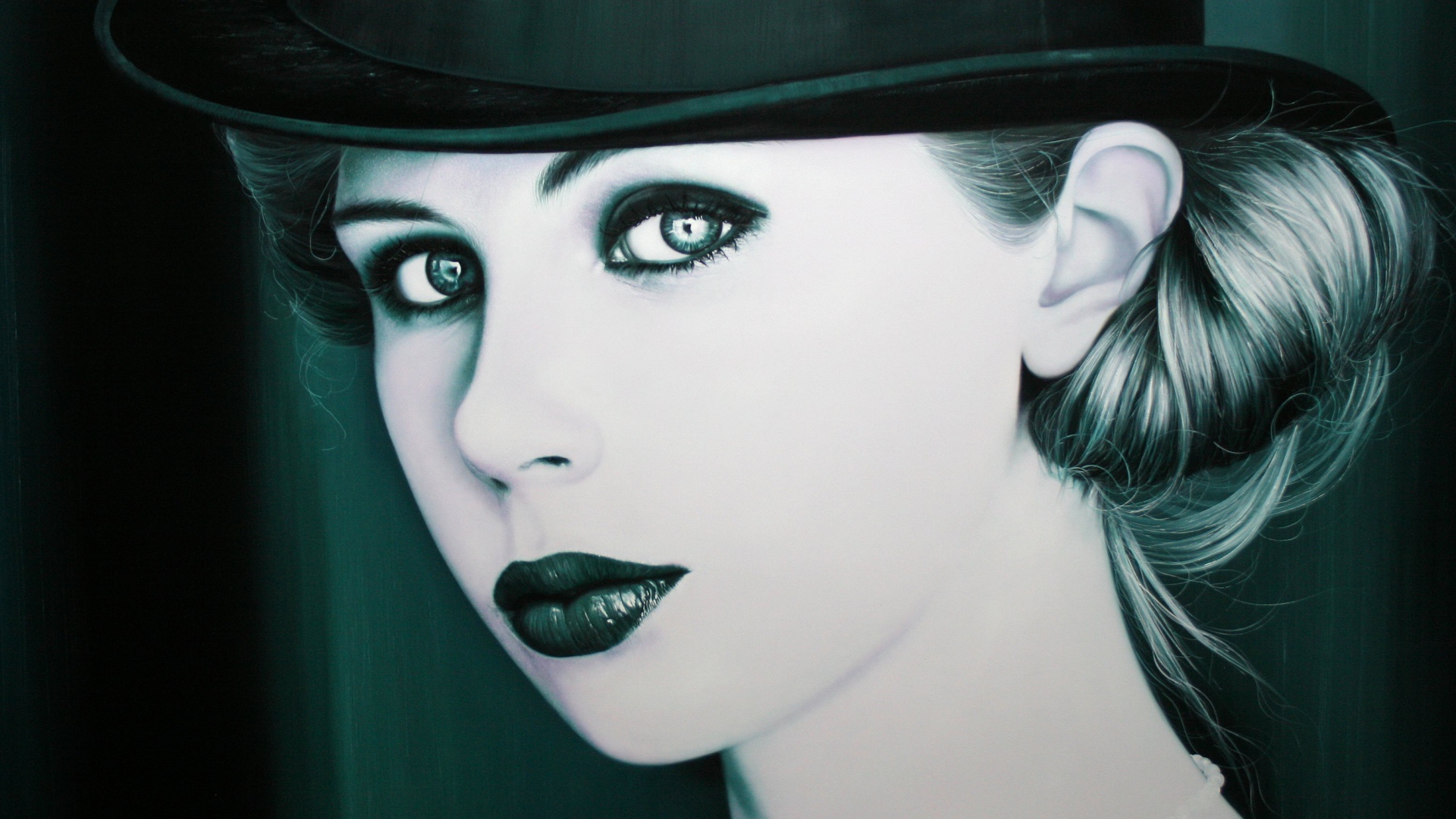 Девушка в чёрной шляпе и с чёрной помадой