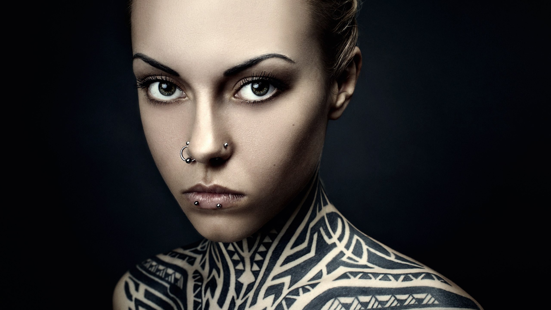 Девушка с пирсингом и татуировкой