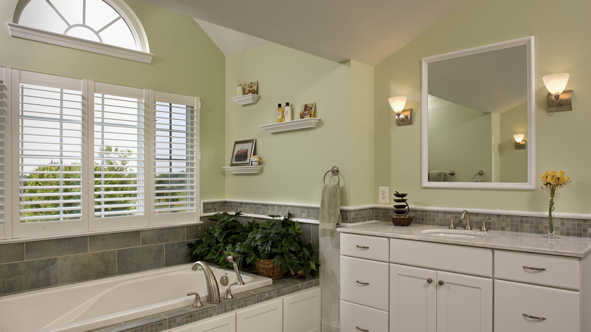 Зеленые растения в ванной комнате