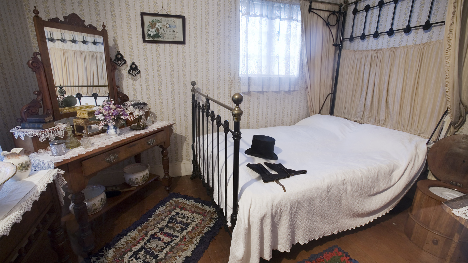 Шляпа на кровати в спальне