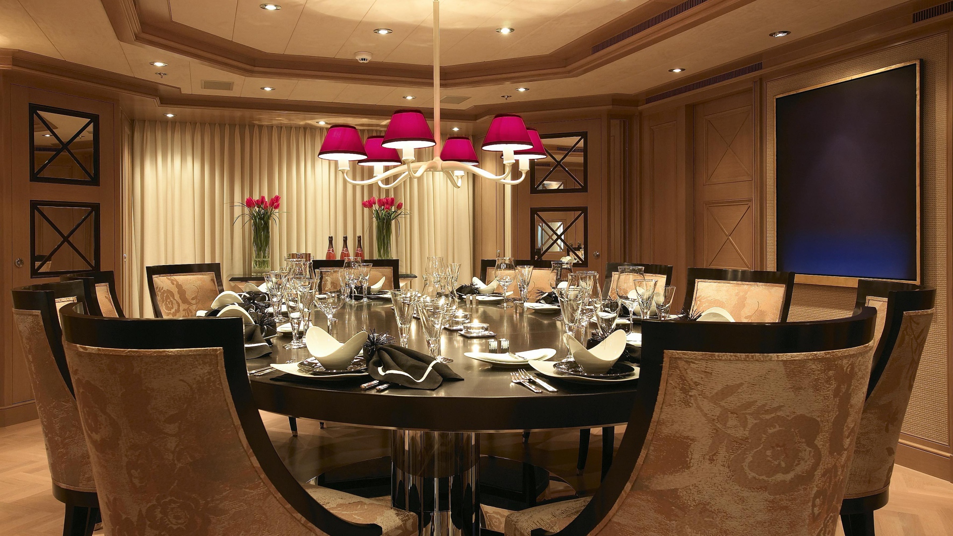 В столовой все готово для приема гостей