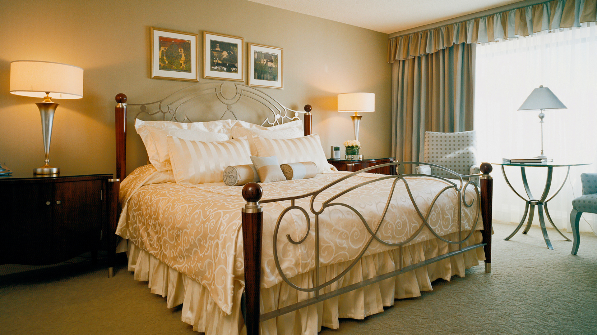 Железная кровать в спальне