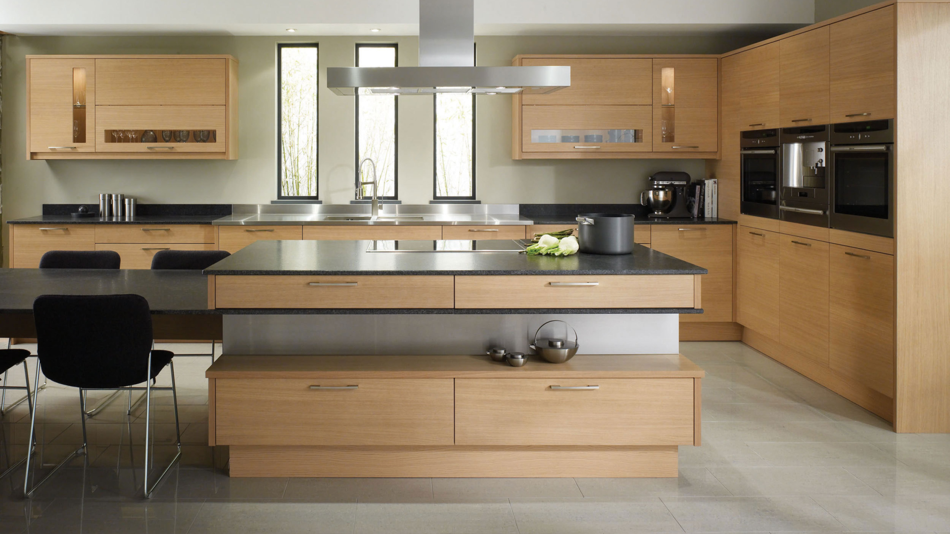 Просторная светлая кухня