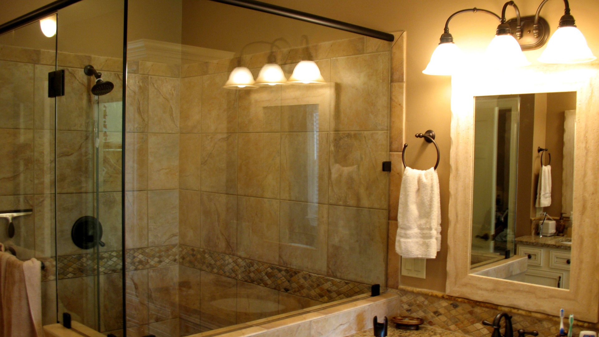 Просторная душевая кабина в ванной