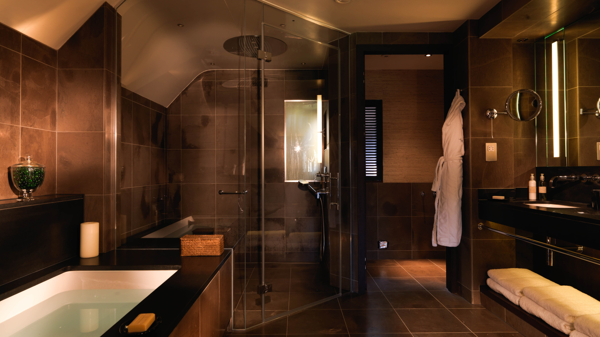 Большая душевая кабина в ванной комнате