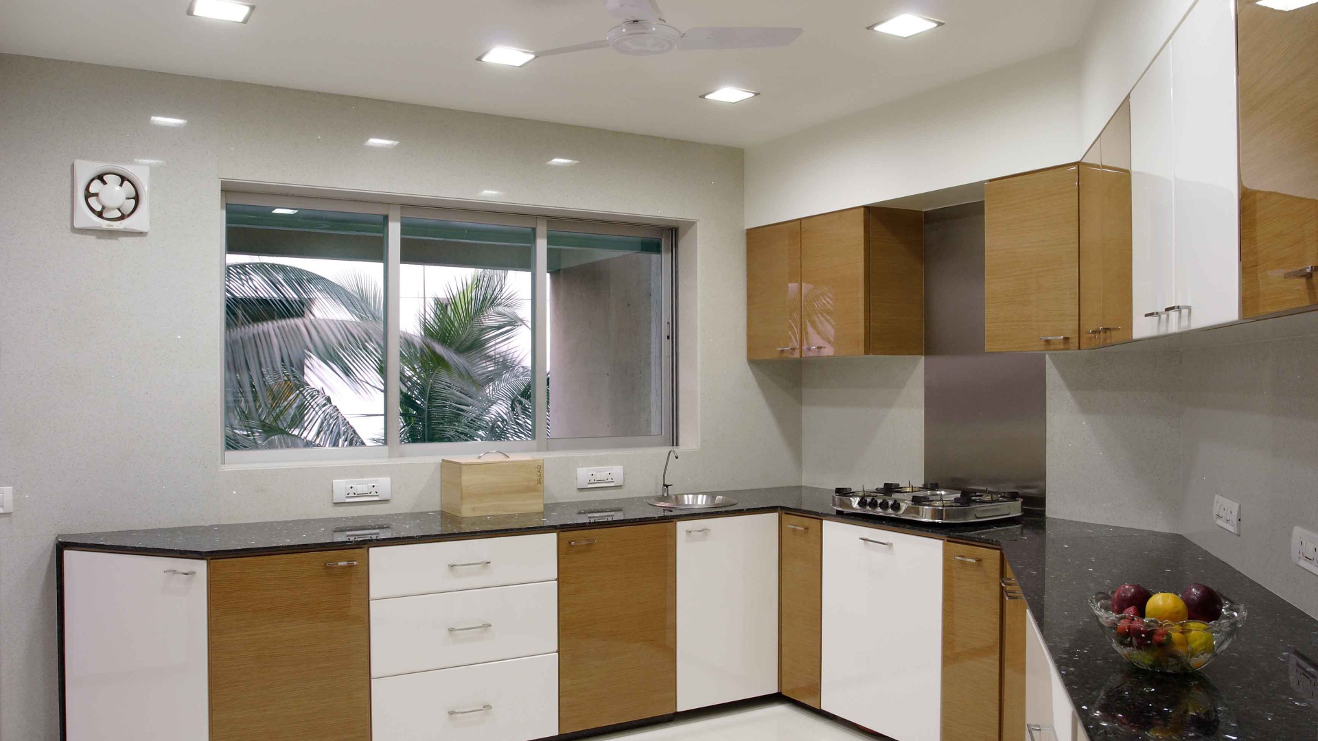 Светлая маленькая кухня