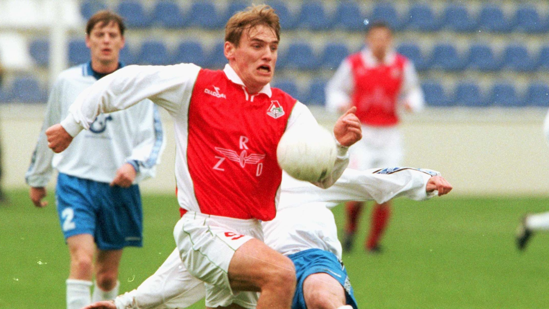 Игрок Локомотива Дмитрий Булыкин в атаке