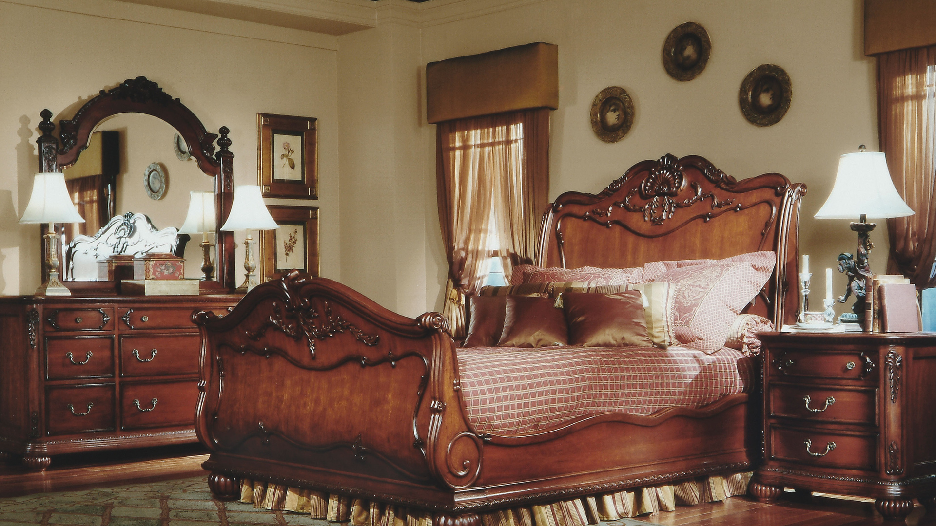 Роскошная кровать в спальне