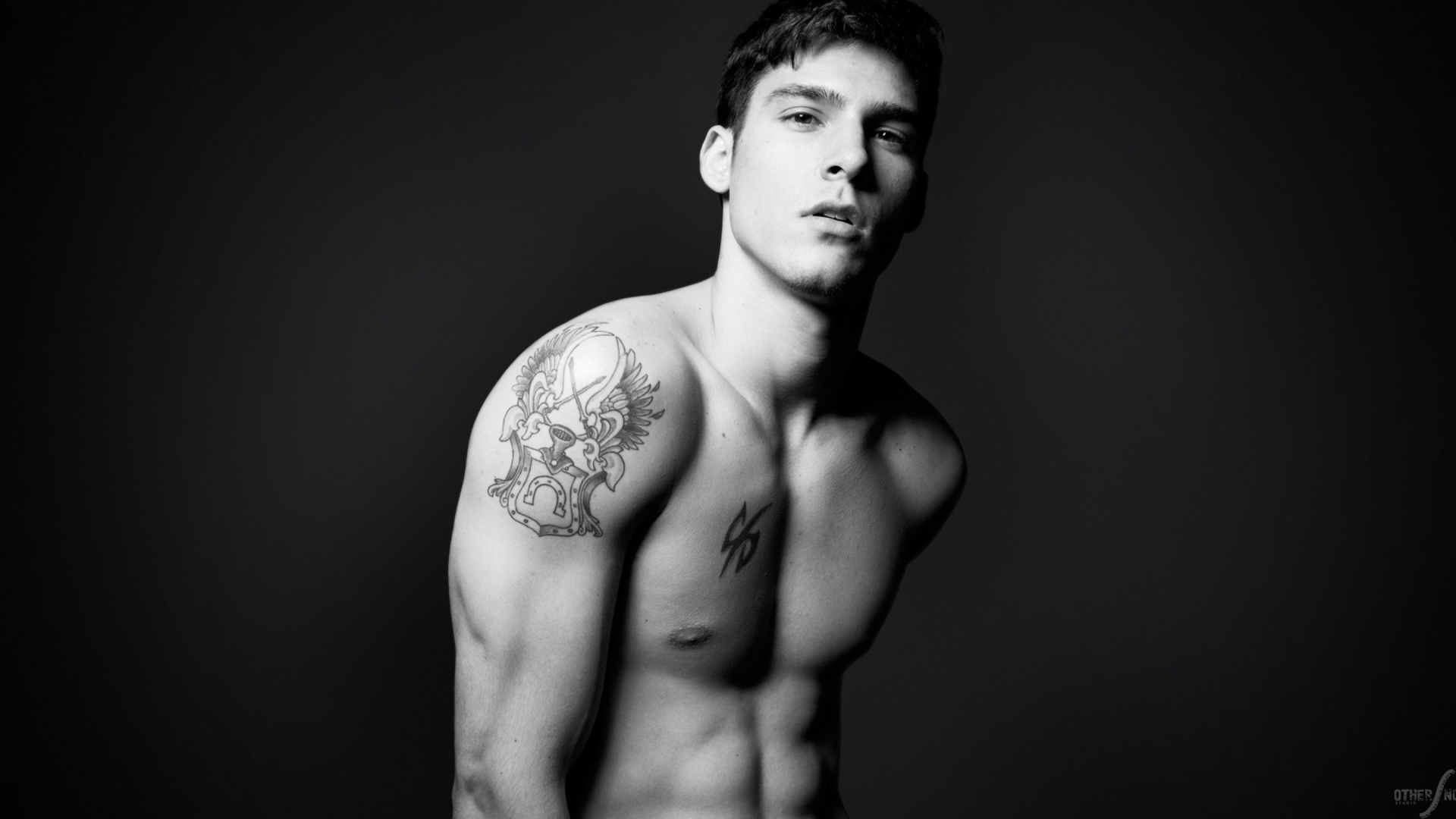 Мужчина с татуировками