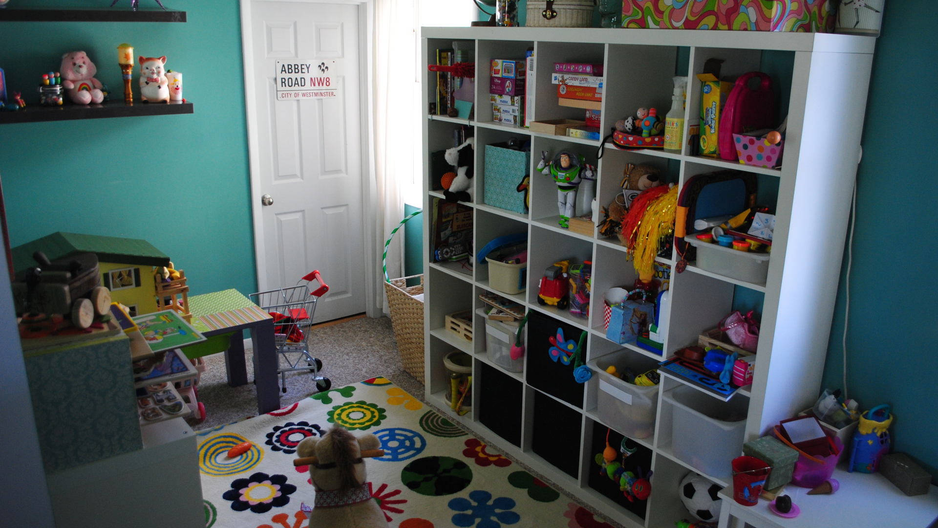 Много игрушек в детской комнате