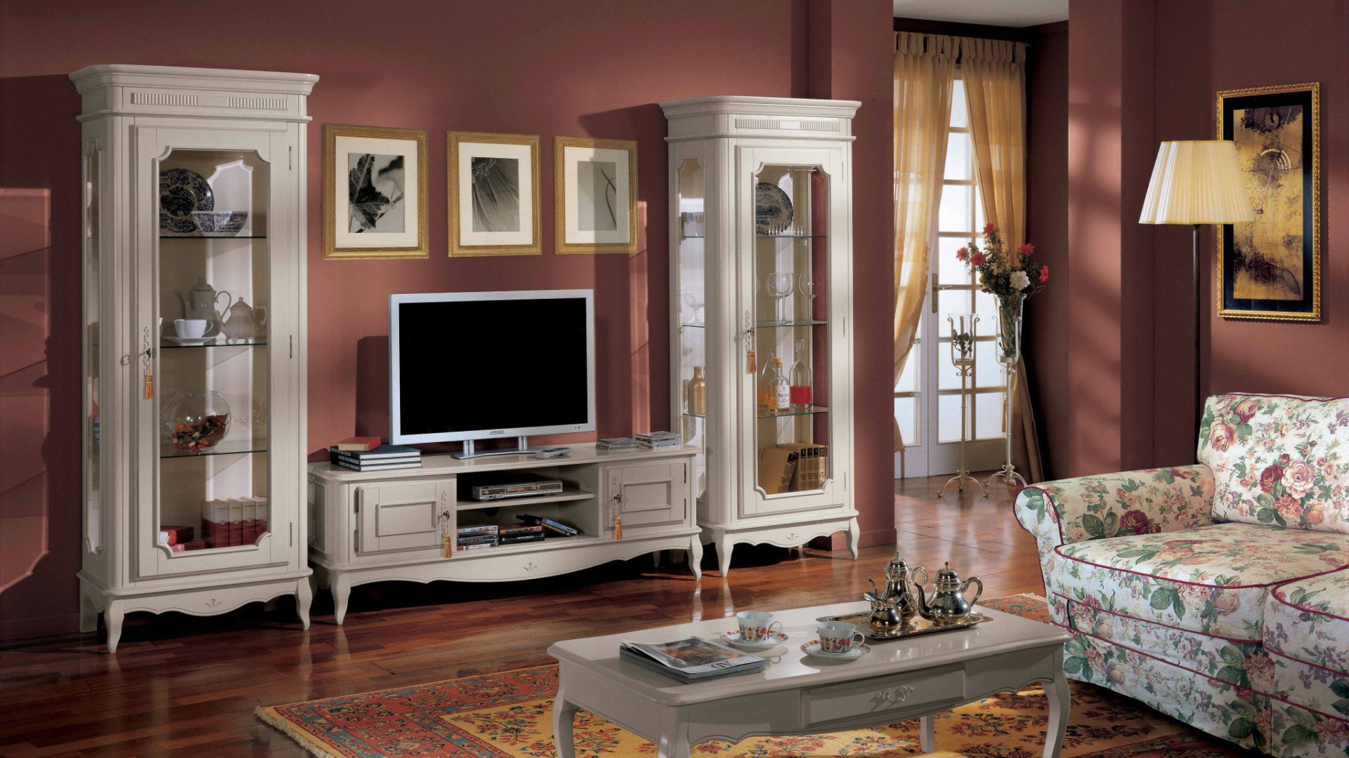 Бордовые стены в гостиной