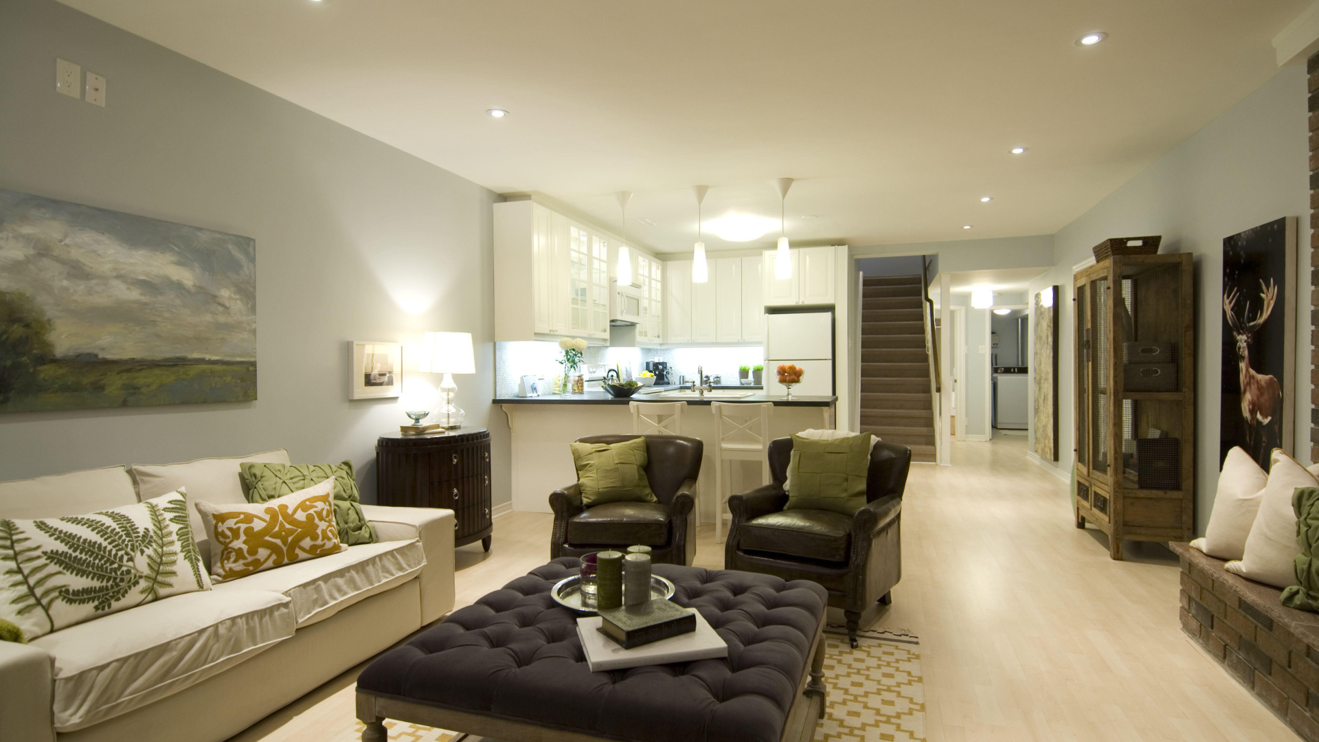 Современная гостиная с кухней