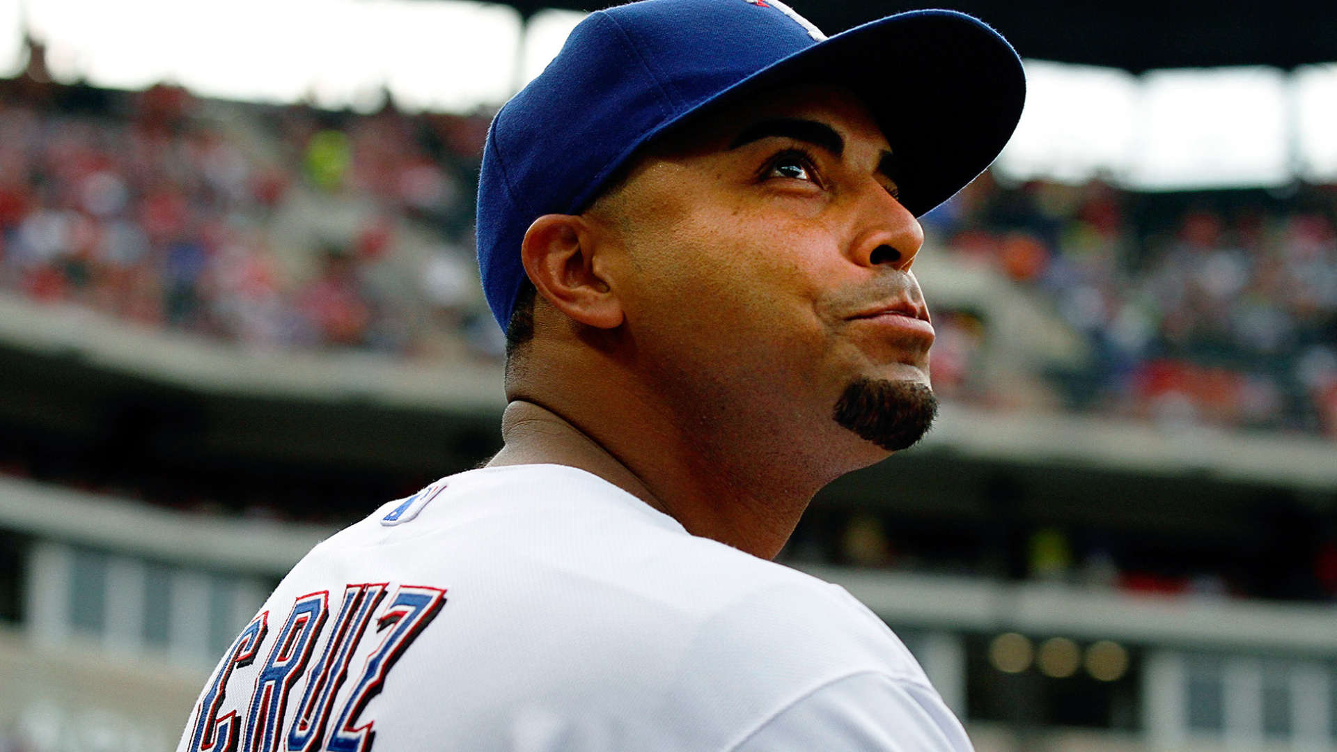 Нельсон Круз смотрит на поклонников бейсбола