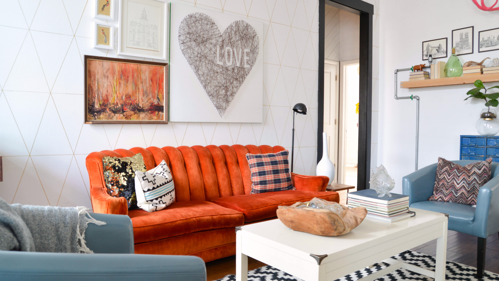 Оранжевый диван в гостиной