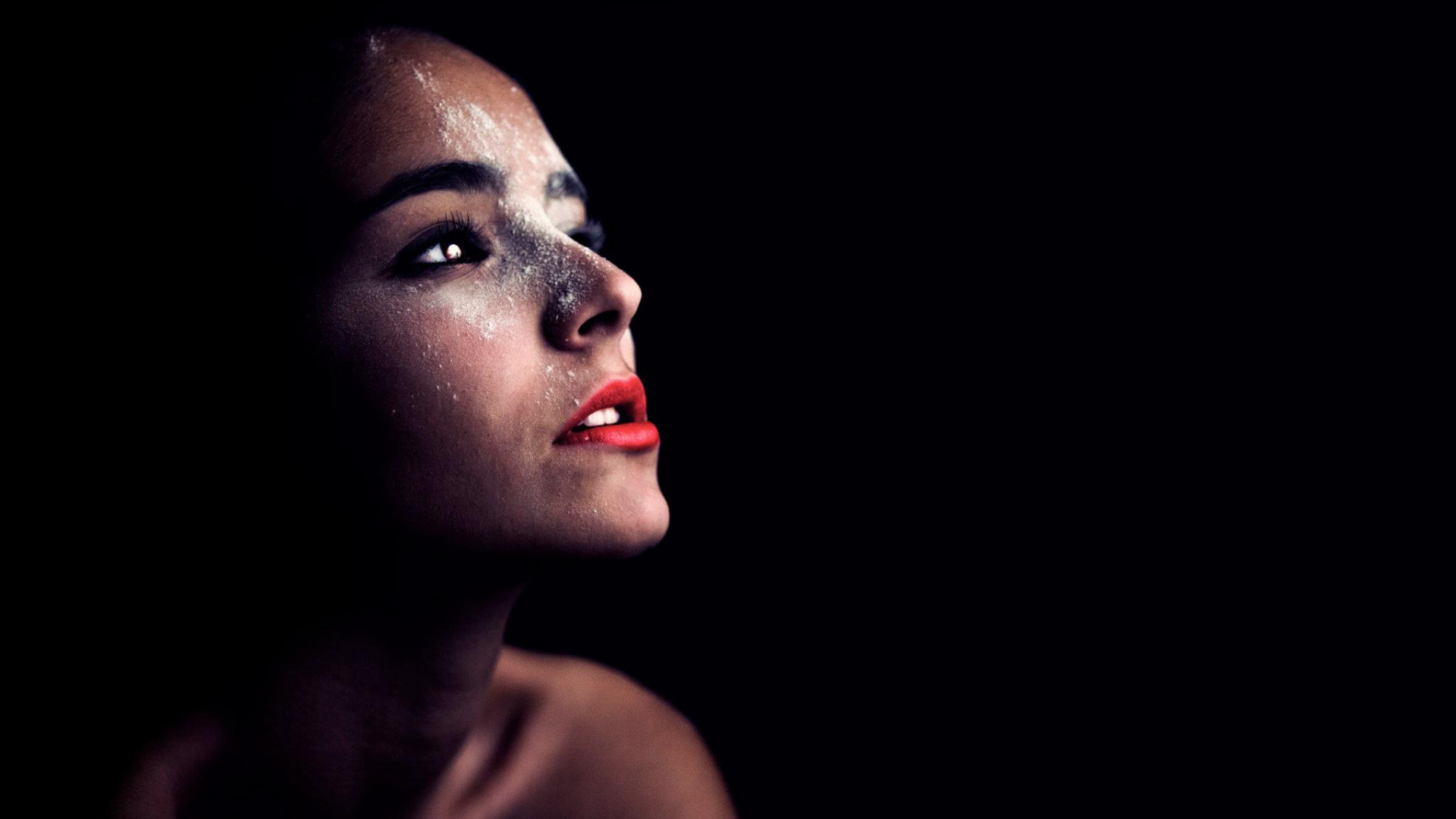 Фотография красивая женщина в темноте