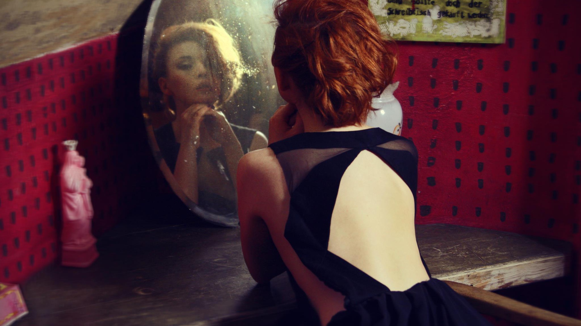 Фотография девушка смотрит в зеркало