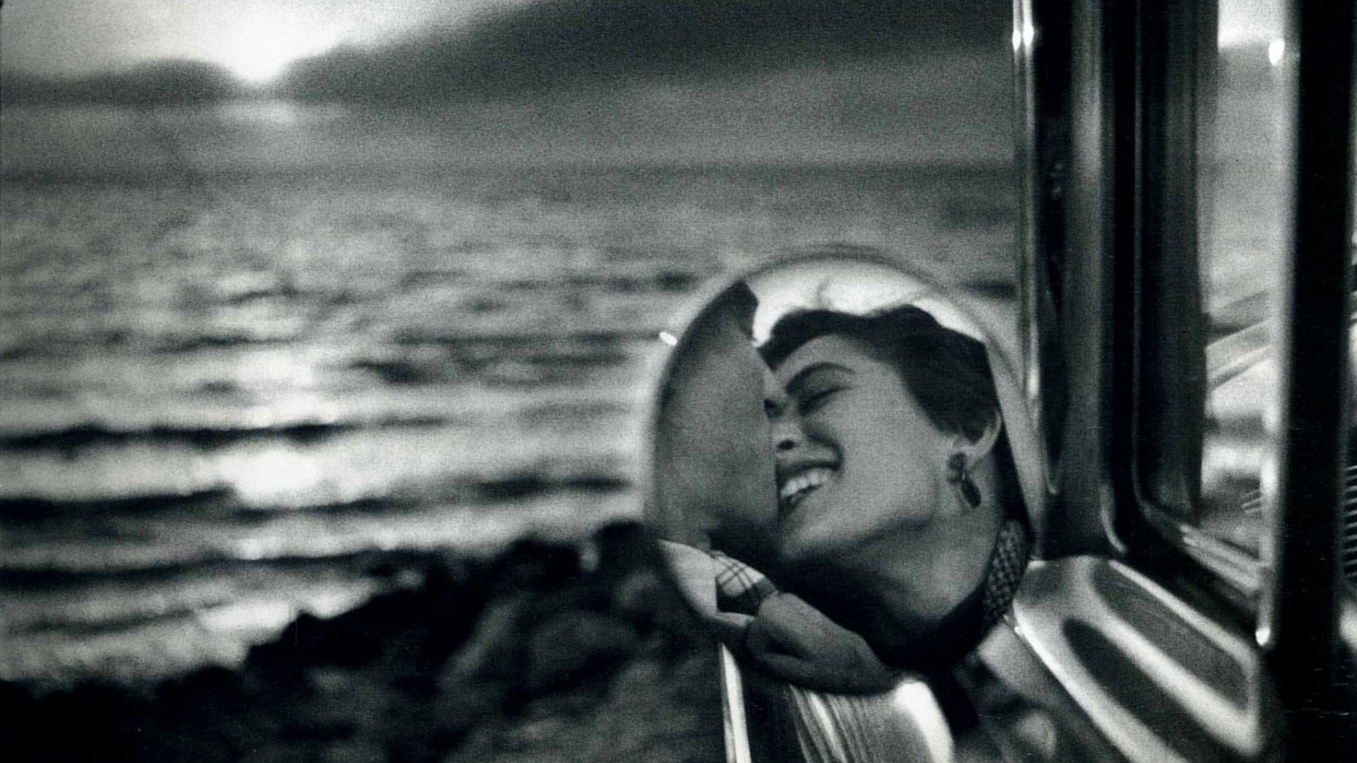 Фотография пара целуется в машине