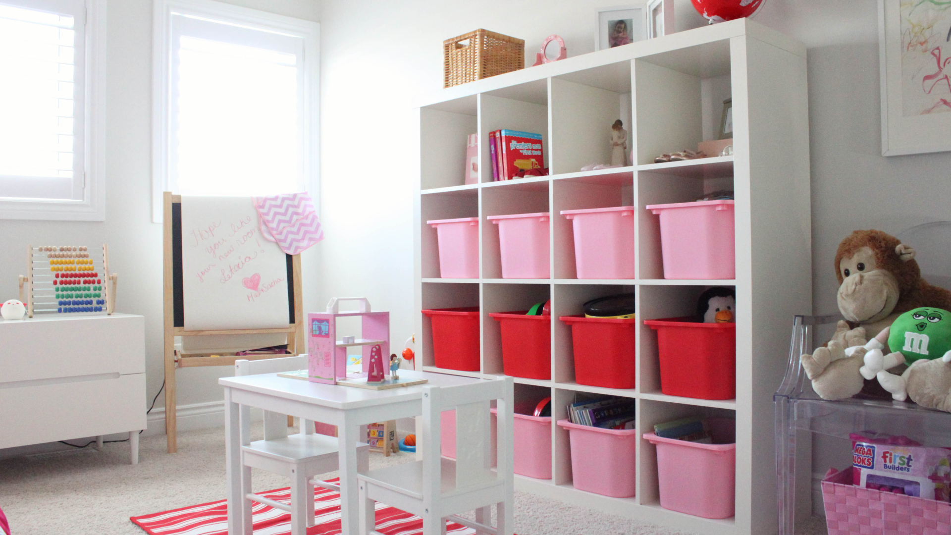 Розовые и красные ящики для игрушек