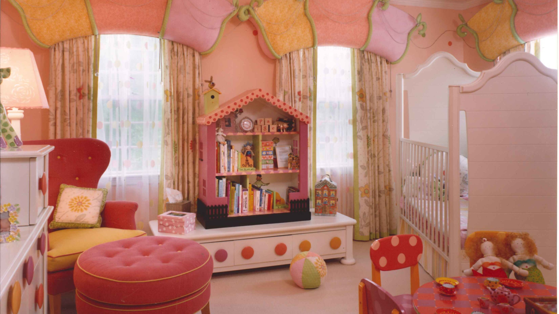 Розовые стены в детской