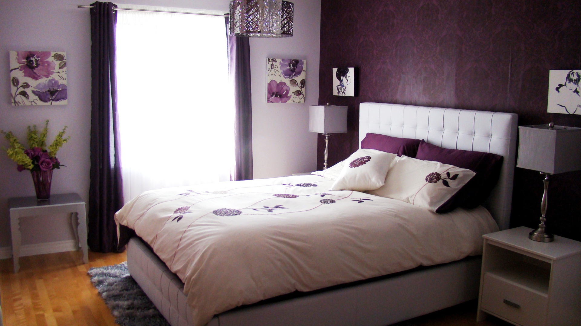 Фиолетовая стена в спальне