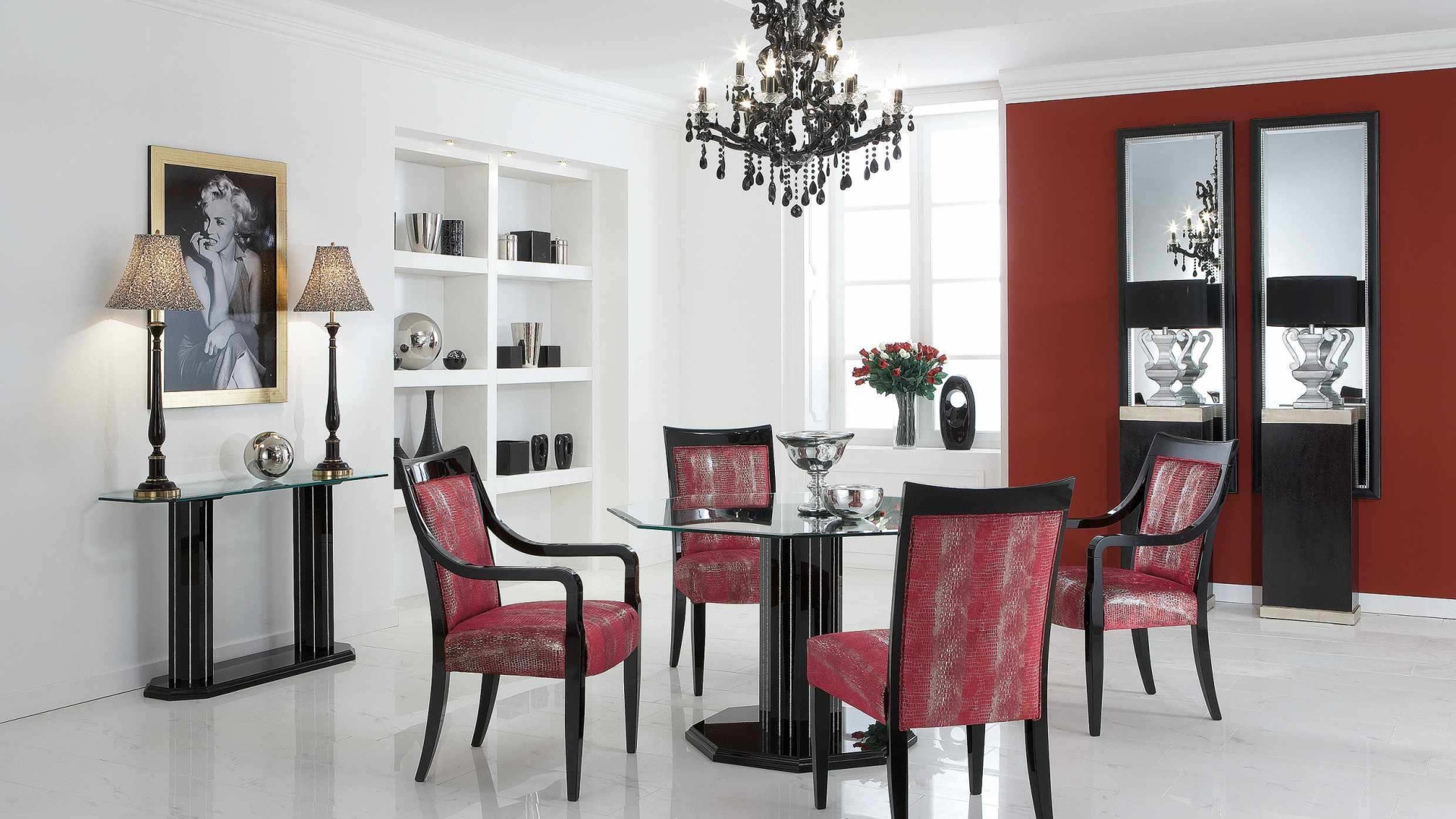 Красные стулья в столовой