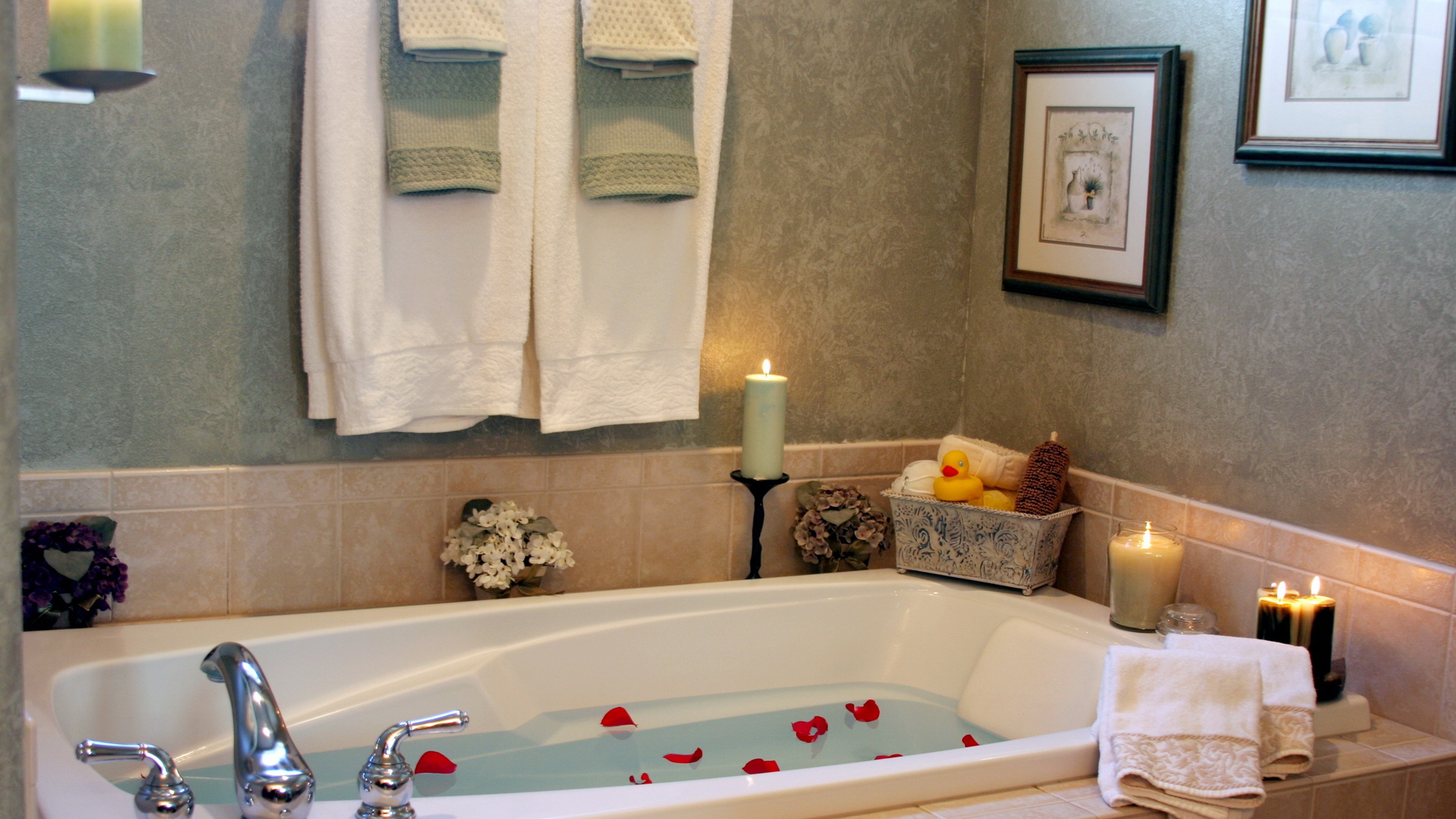 Лепестки розы в ванной