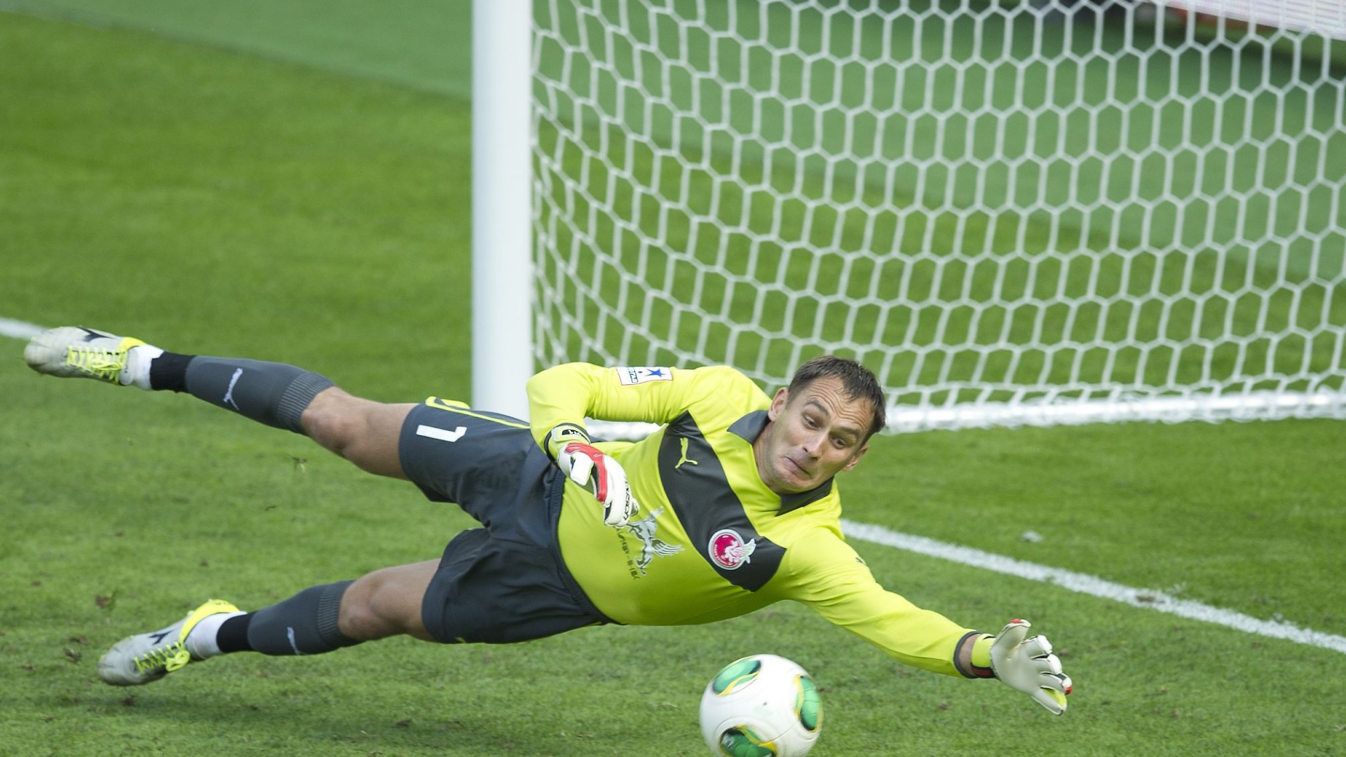 Сергей Рыжиков вратарь Рубина ловит мяч