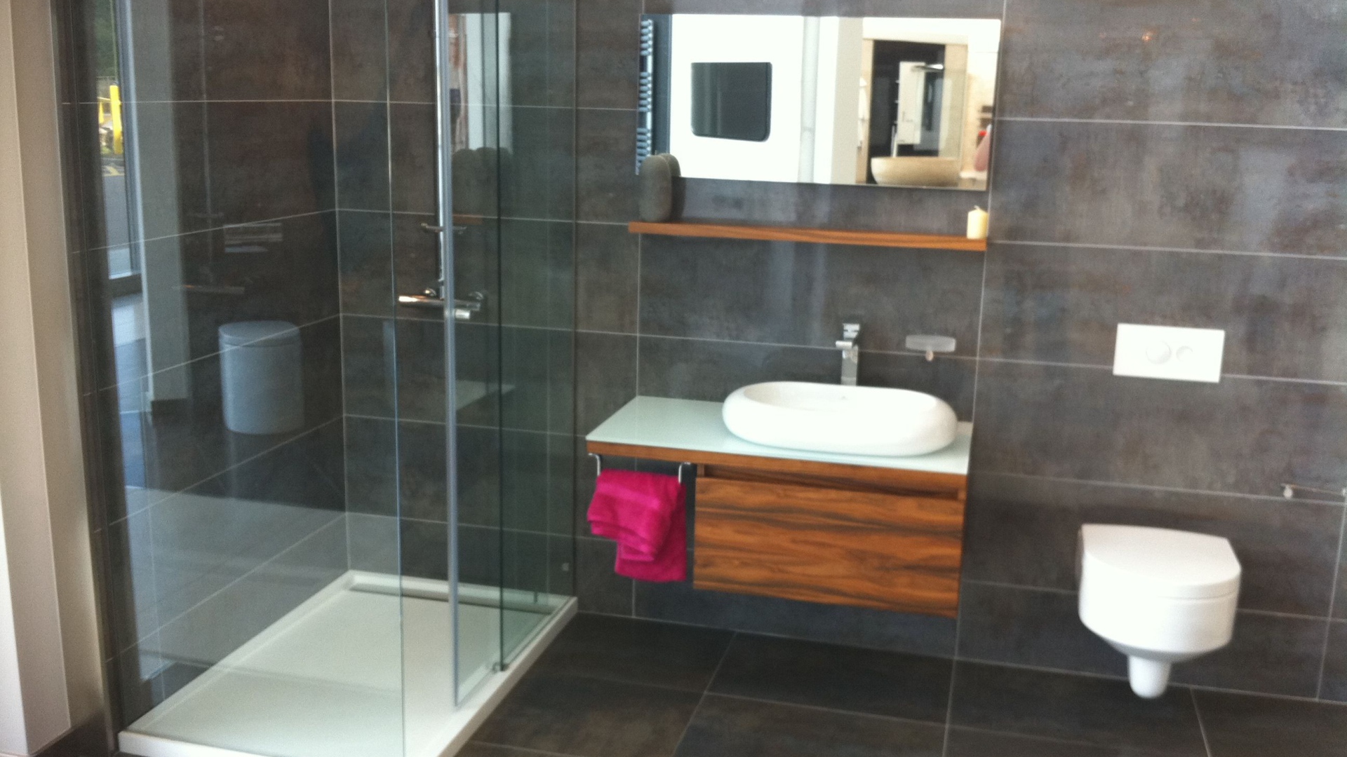 Душевая кабина и раковина