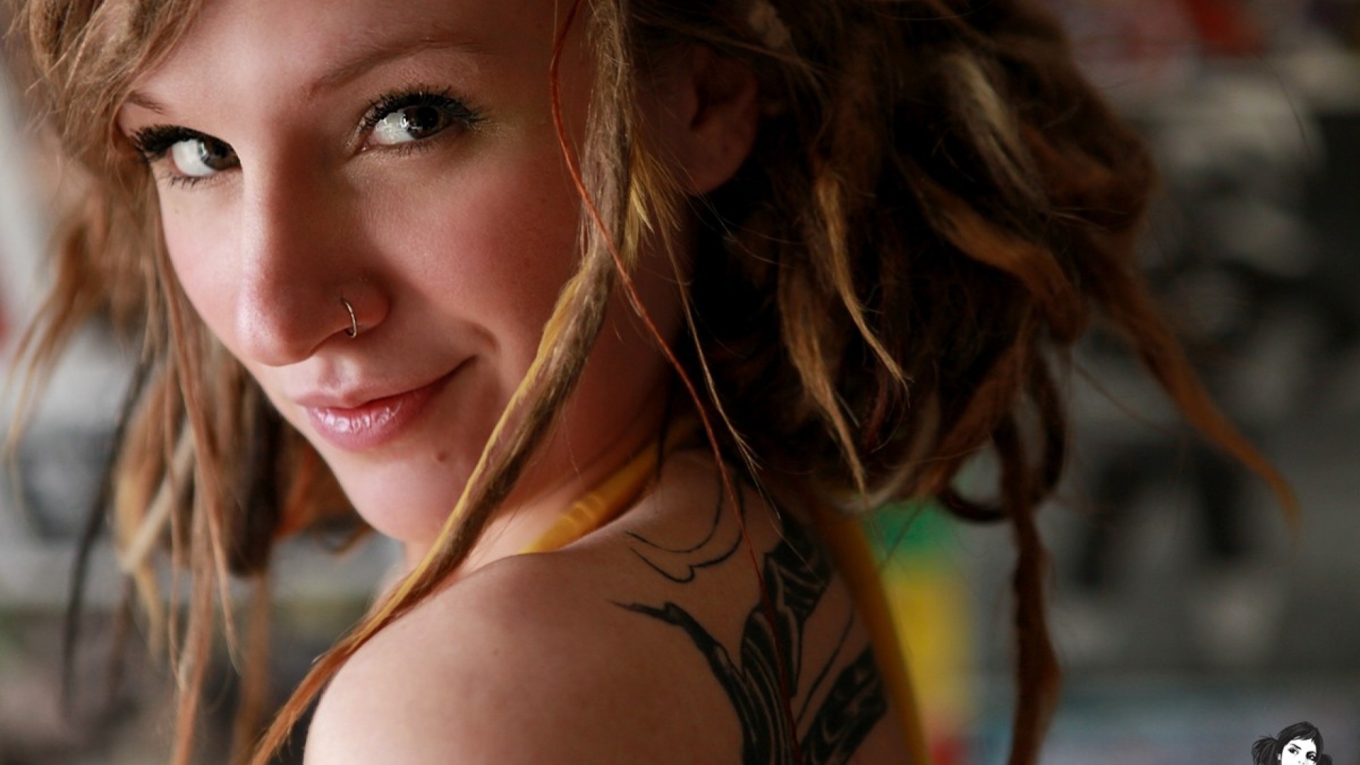 Улыбающаяся девушка с пирсингом в носу