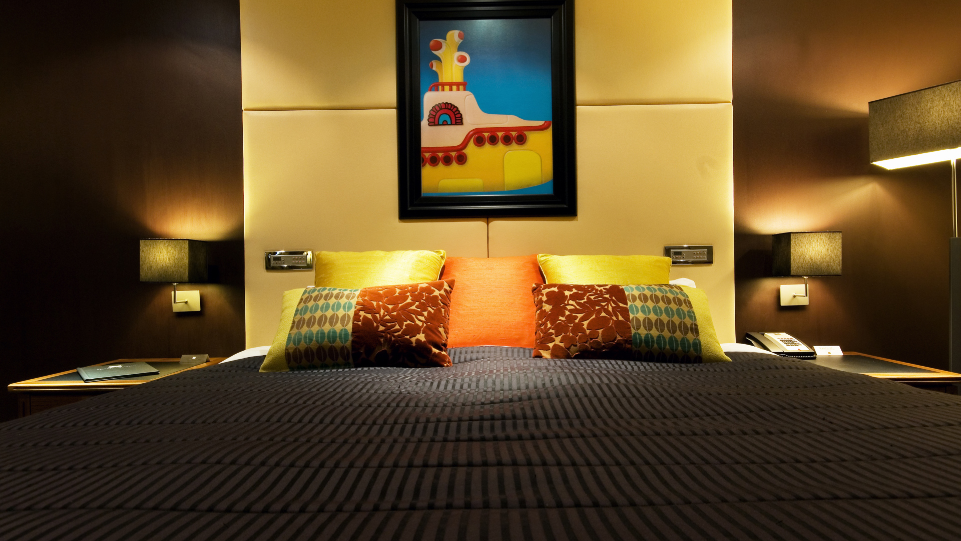 Просторная кровать в детской комнате