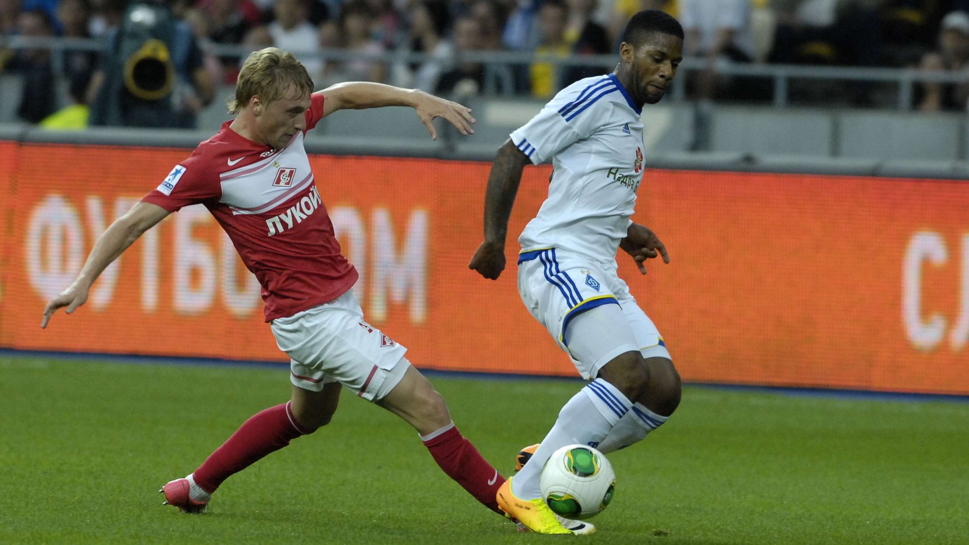 Защитник Спартака Евгений Макеев за работой