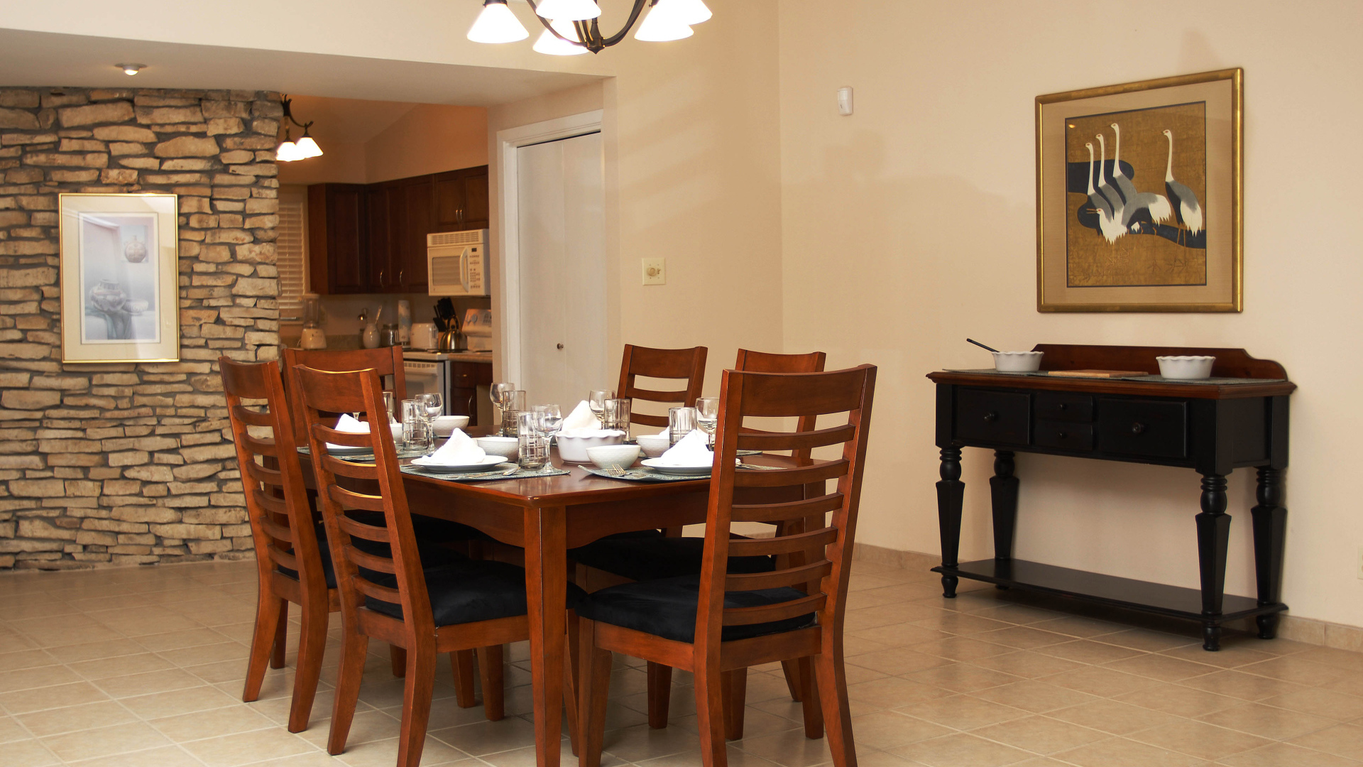 Каменная стена в столовой