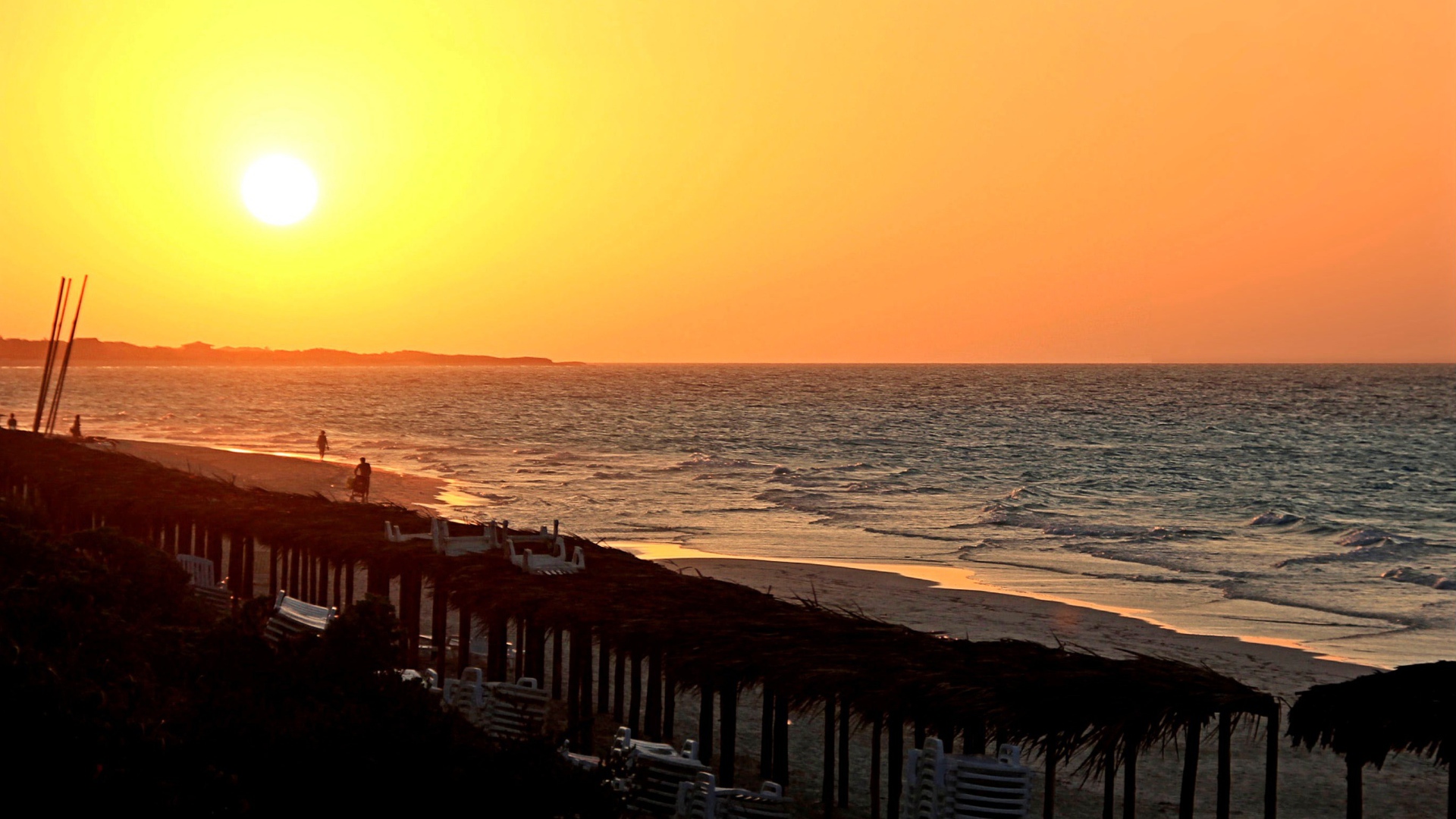 Закат над пляжем на курорте Кайо Санта Мария, Куба