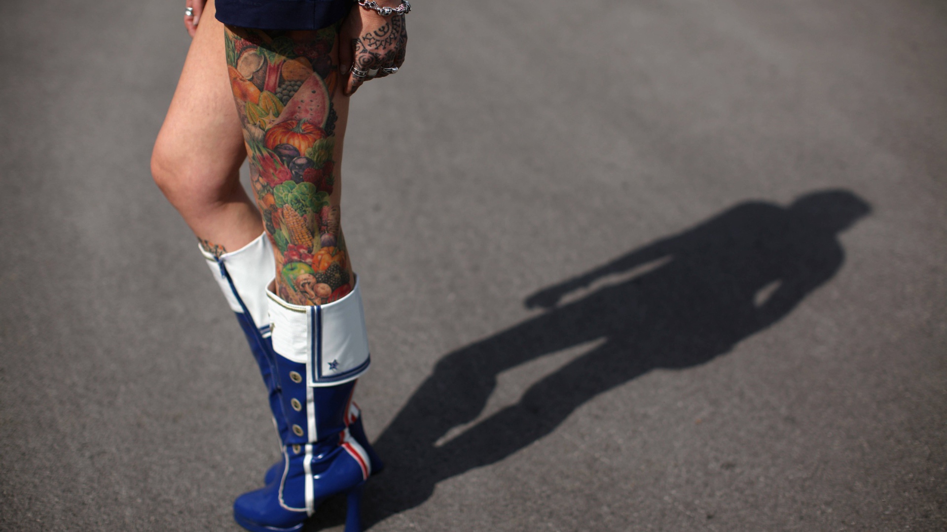 Татуировка на ноге у женщины