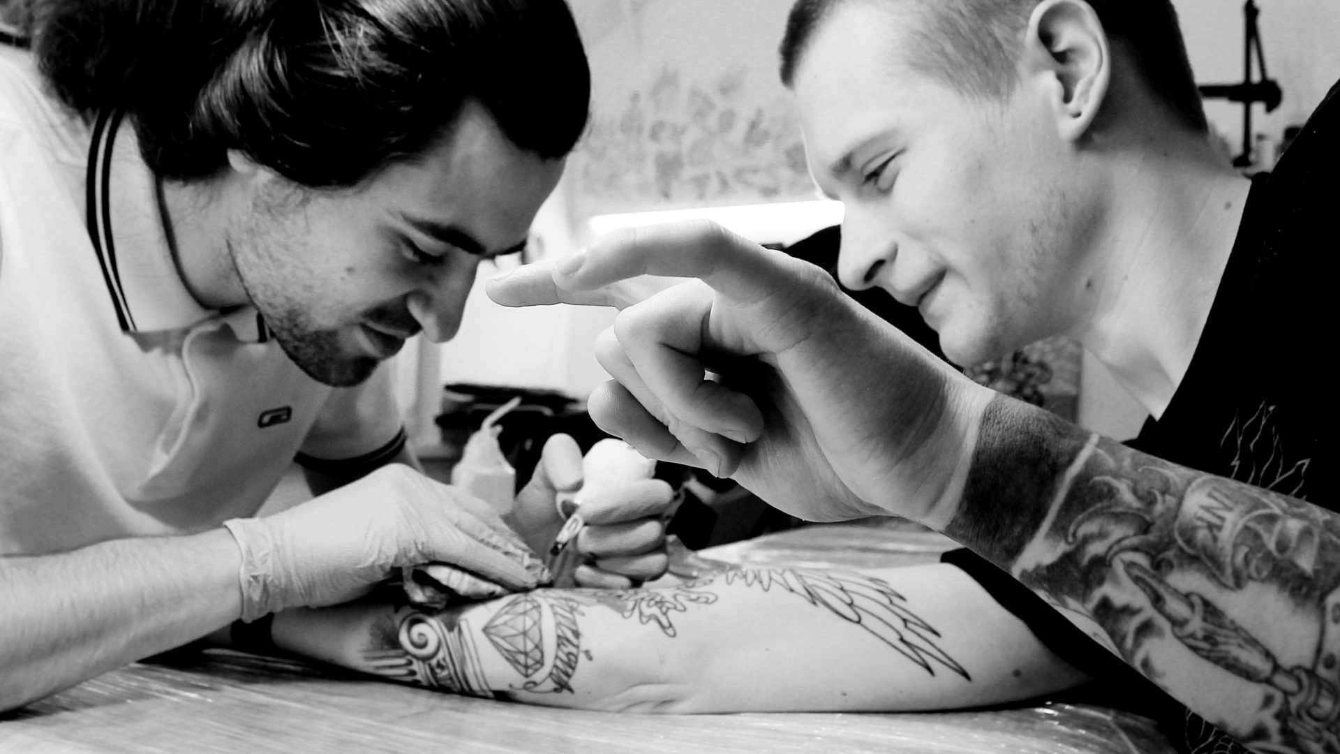Парню делают тату