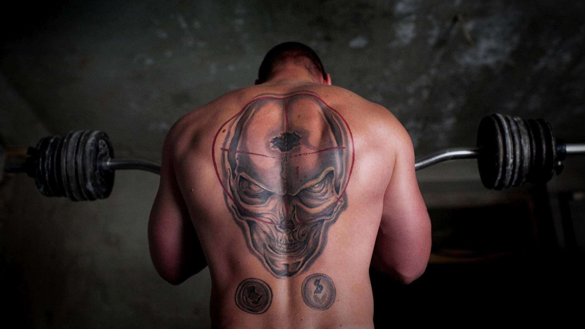 Череп на спине спортсмена