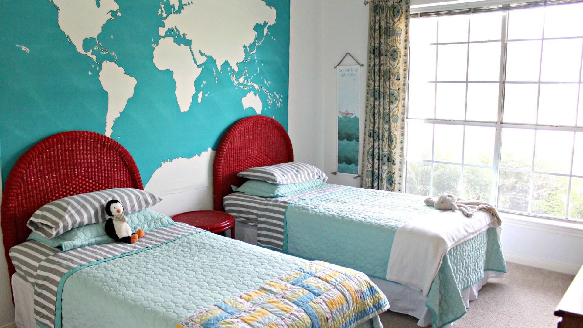 Карта мира на стене в детской