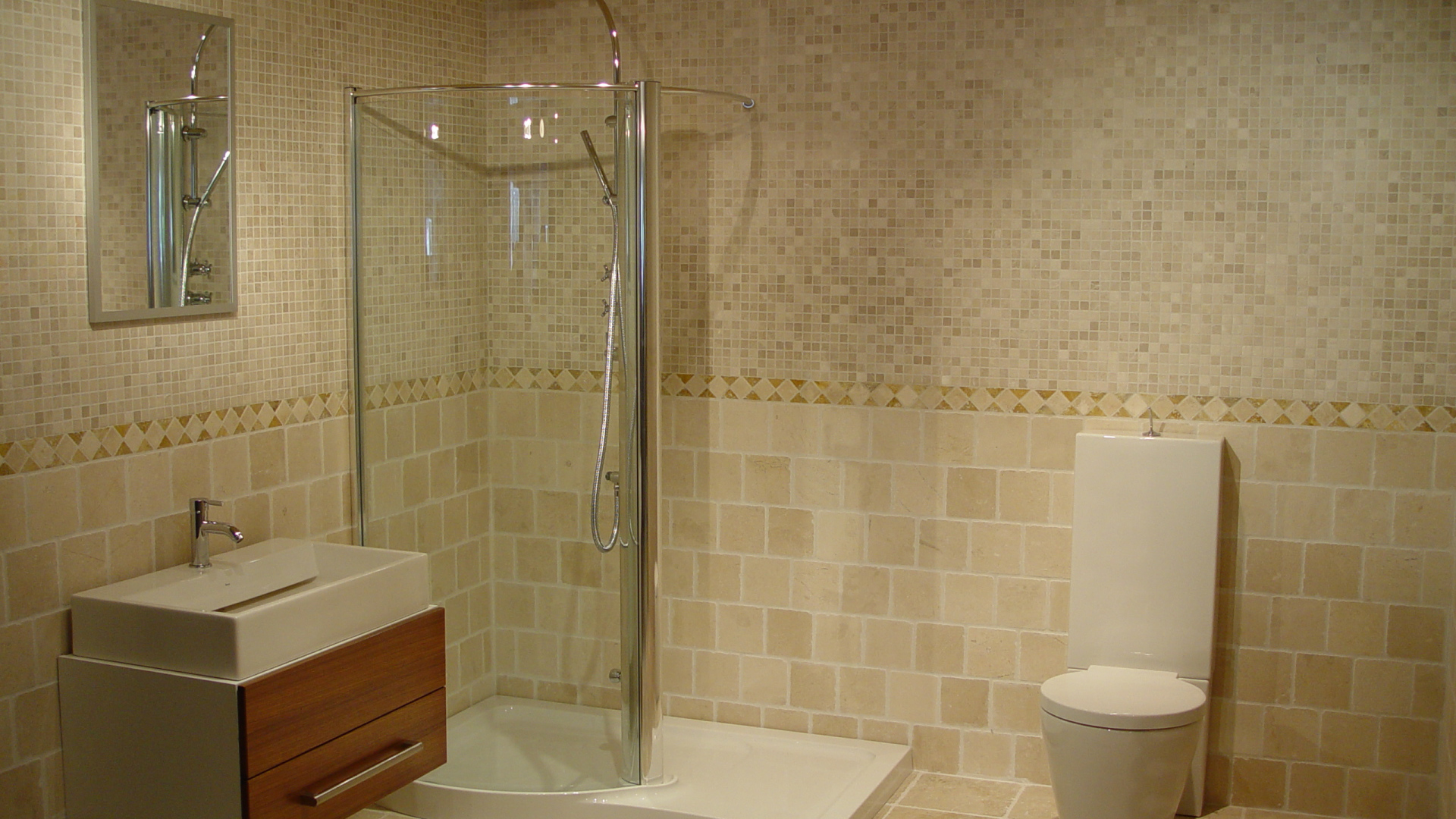 Прозрачная душевая кабина в ванной