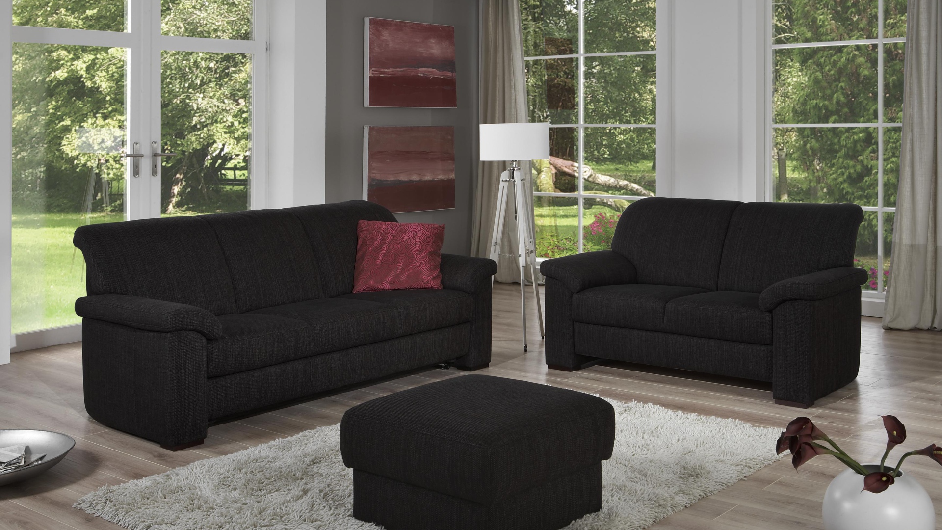 Два черных дивана в гостиной