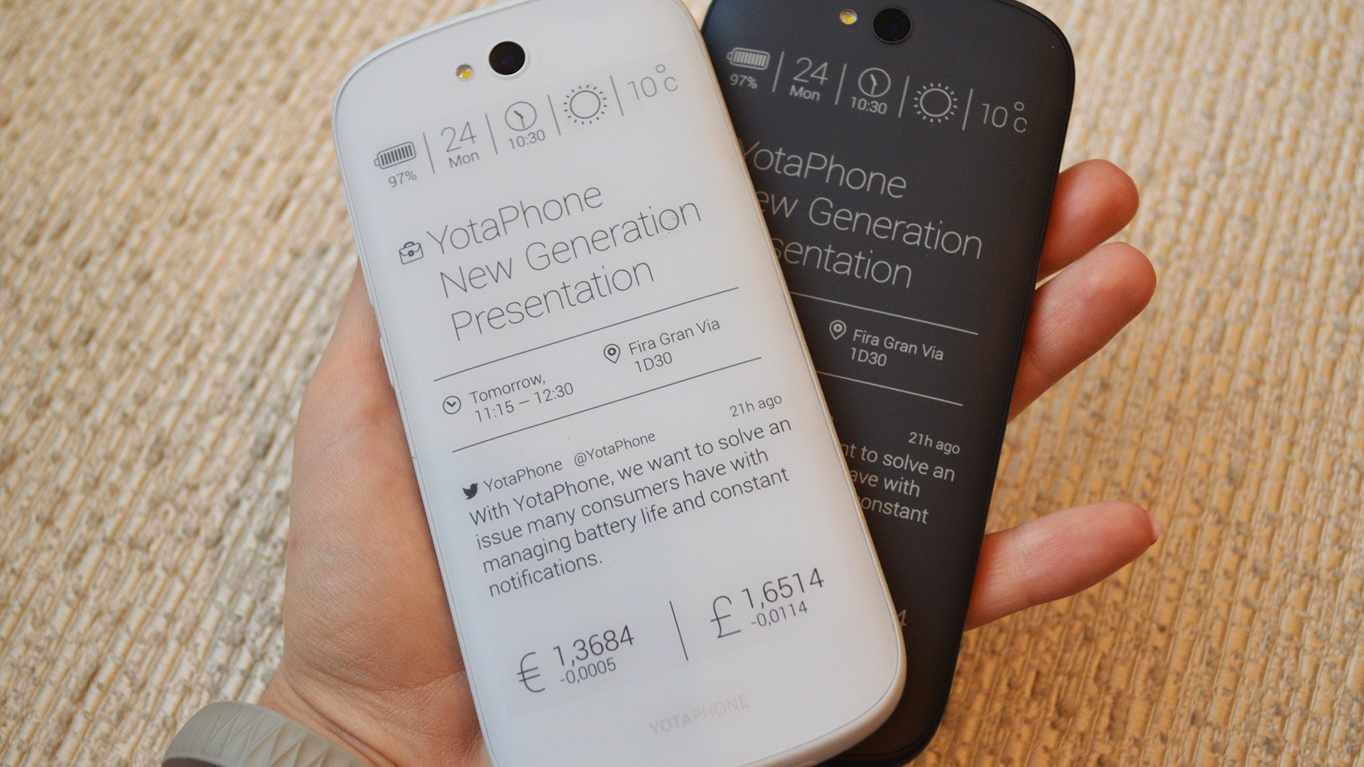 Два цветовых решения YotaPhone 2