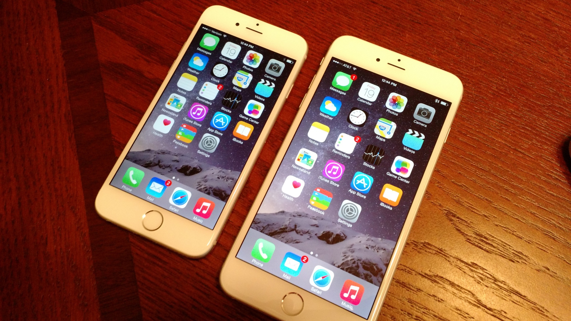 Две модели белого iPhone 6